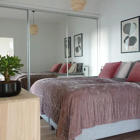 Apartment Modern 1br With Huge Balcony Above Mall Of Tripla